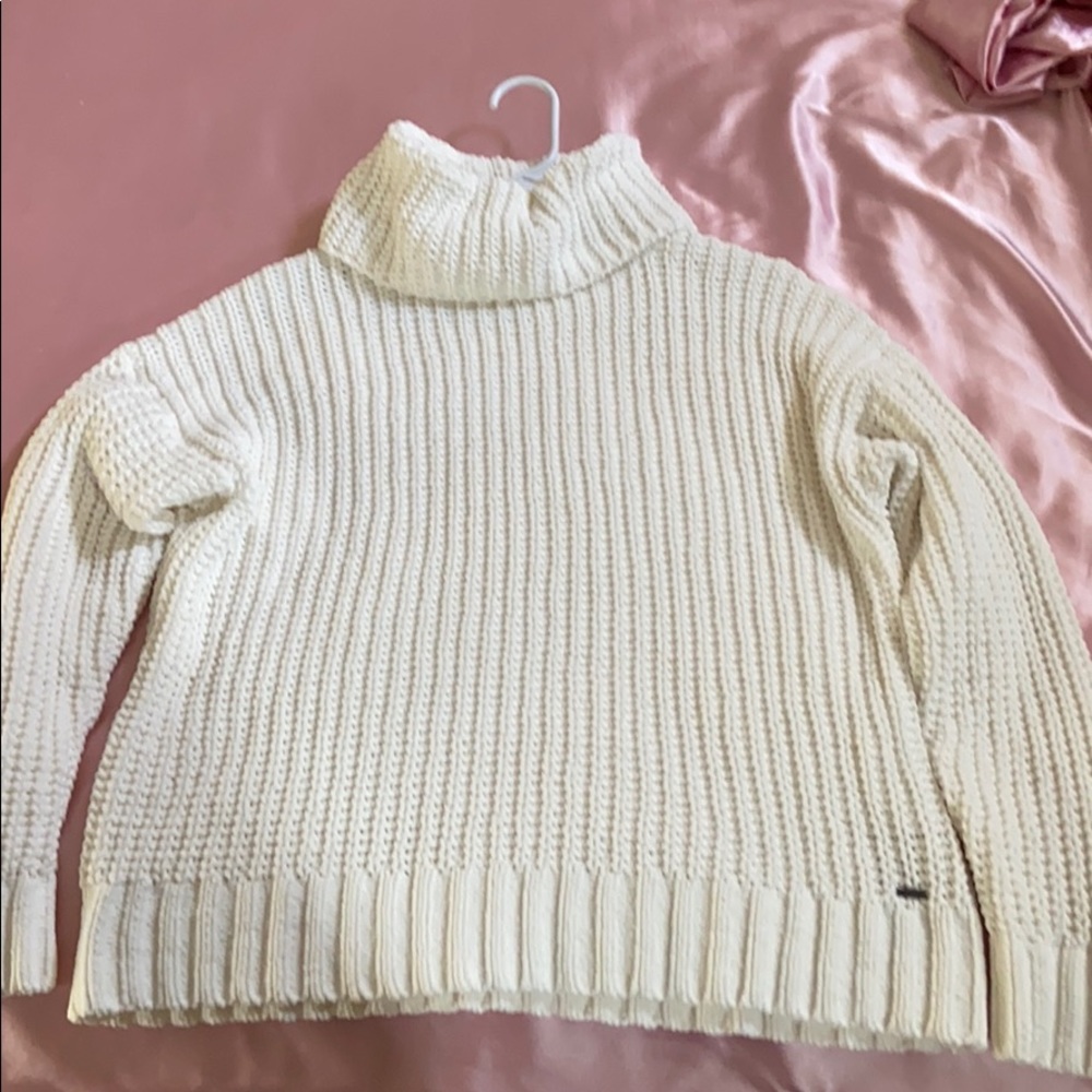 White turtleneck sweater from hollister